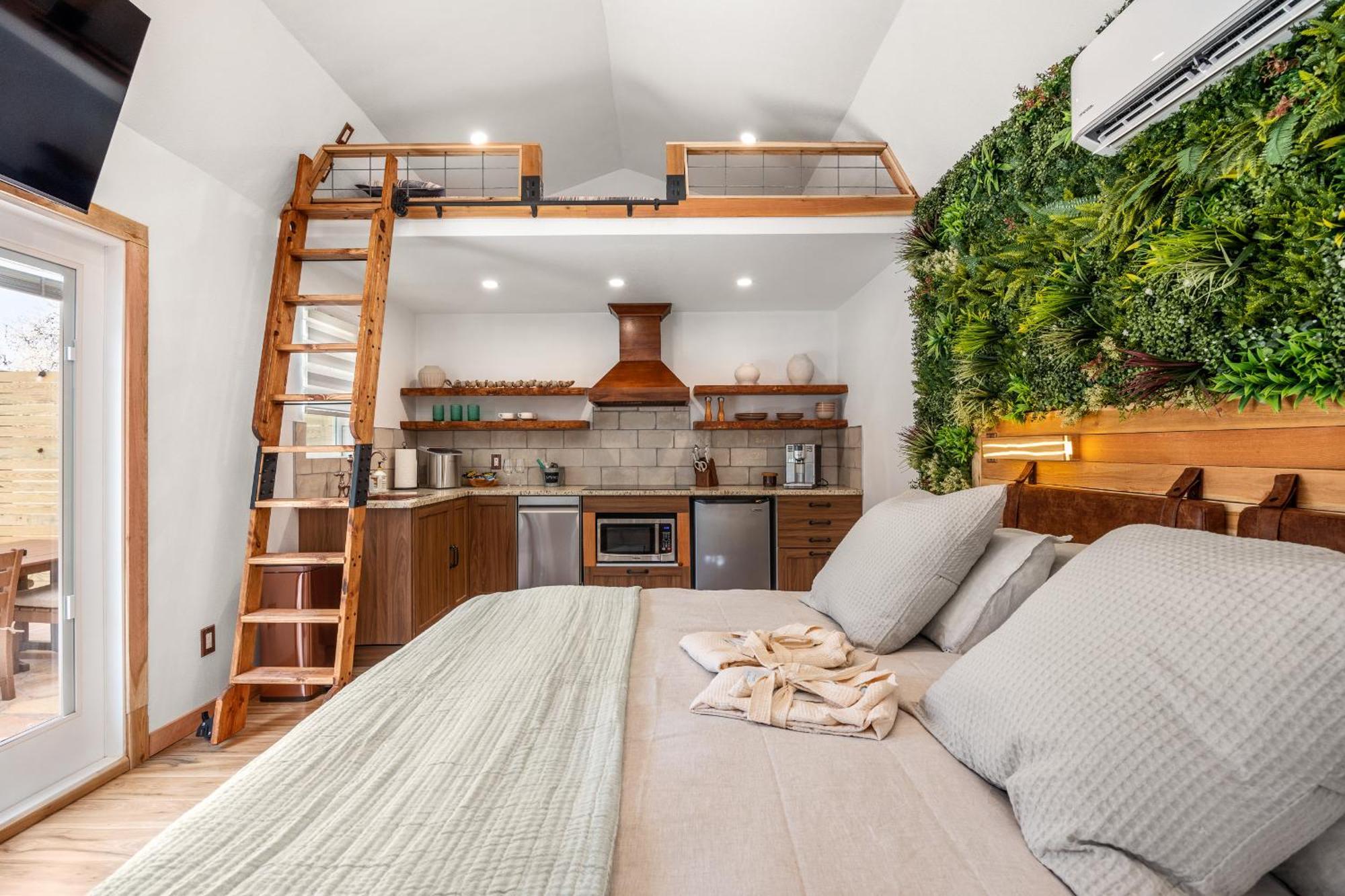 Romantic Luxury Retreat Hot Cold Pool & Sauna Wimberley